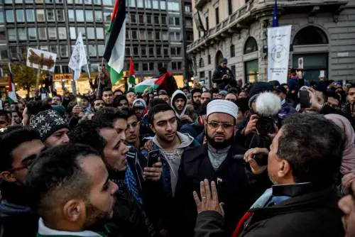 La «collera» islamica infiamma il centro di Milano