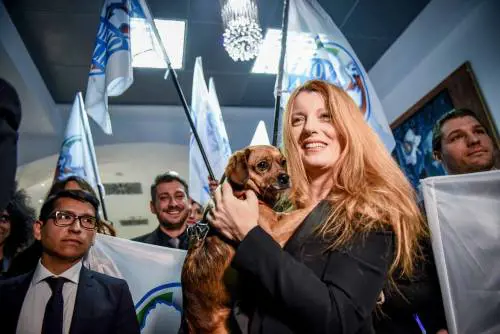 Il ddl della Brambilla: galera per chi mangia cani e gatti