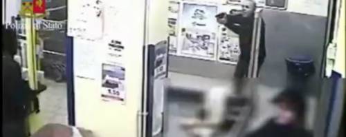 Bari, ladro irrompe in negozio: lo spettacolare arresto dei poliziotti