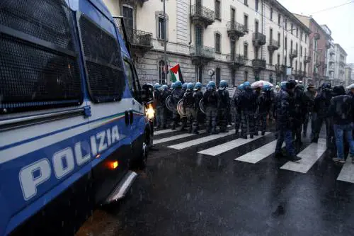 "Case popolari solo agli italiani". Blitz antagonista al presidio di Forza Nuova