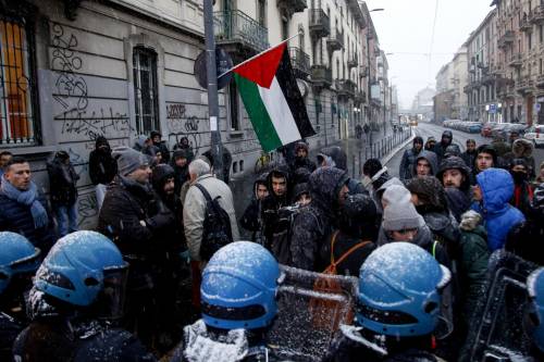 Scontri a Milano tra Forza Nuova e i centri sociali