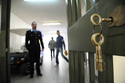 Egiziano sbatte la porta della cella: agente perde il dito della mano