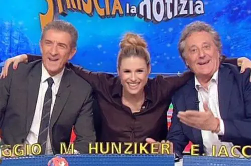Striscia la notizia, la Hunziker arriva in ritardo per la neve e Iacchetti la sostituisce
