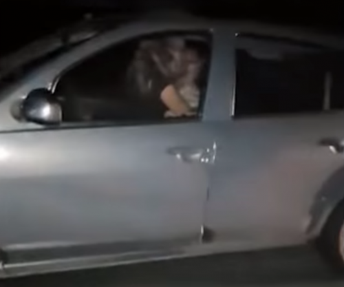Sesso in auto a 100 km/h:  il video finisce sui social 