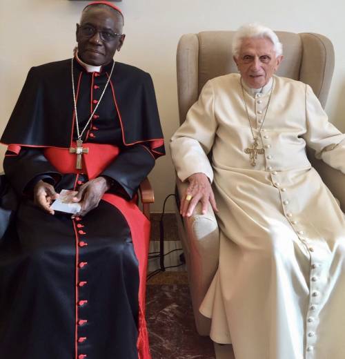 Il cardinale Sarah e il papa Emerito in una foto recente