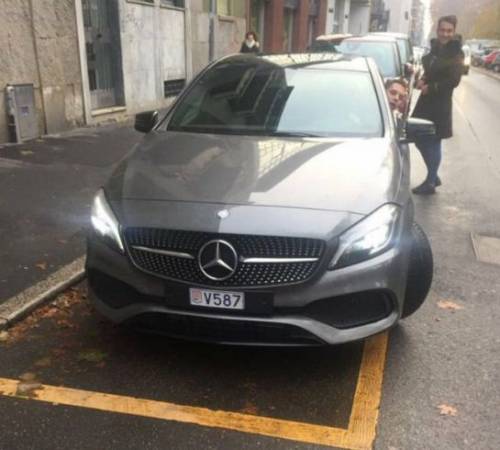 Auto targata Montecarlo nel posto dei disabili: "Tanto non ci arriva la multa"