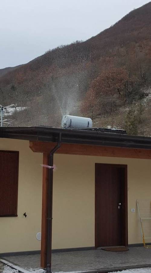 Terremoto, il sindaco di Visso: "I boiler delle casette esplodono"