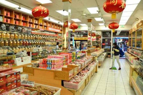 Catania, italiane sfruttate in negozio cinese: pagate un euro e 60 all’ora