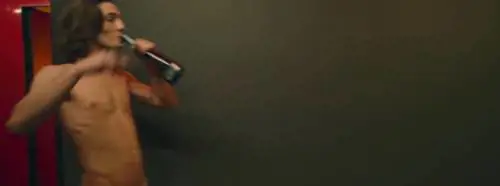 X Factor, leader dei Maneskin si spoglia per il video di "Chosen"