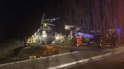 Scuolabus travolto dal treno: 4 morti e 7 feriti a Perpignan