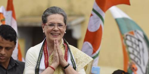 Sonia Gandhi si ritira dalla politica e lascia la guida del partito al figlio