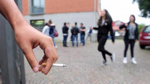 Il liceo si arrende all'area sigarette Si apre il dibattito su salute e libertà