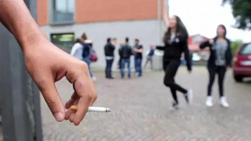 Se al liceo arriva la zona fumatori