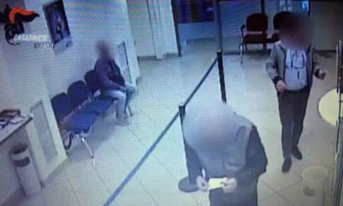 A 74 anni faceva il “filo di banca”: arrestato