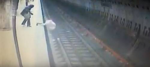 Bucarest, 25enne spinta sui binari della metro: uccisa dal treno