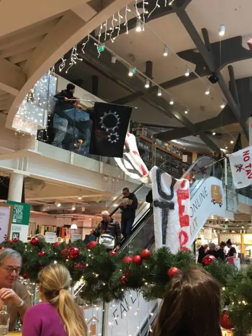 Le immagini del sit-in nel negozio Eataly di Milano