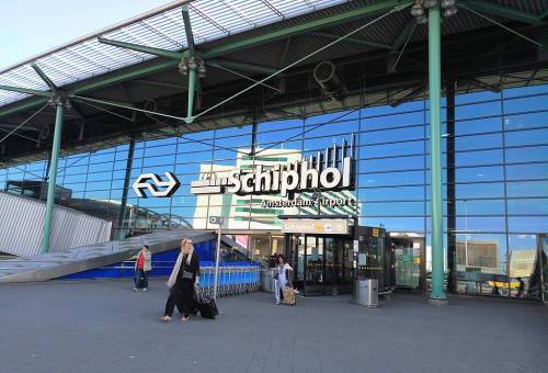 La polizia spara a un uomo armato all'aeroporto di Amsterdam