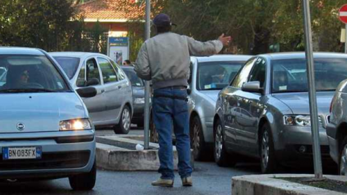 Posteggiatore abusivo a 6 anni: istruito dal nonno