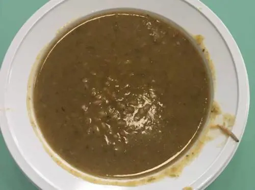 Alla mensa di via Vigevano spunta un verme nel piatto