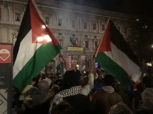 Imam e comunisti alleati: sfila l'odio per Usa e Israele