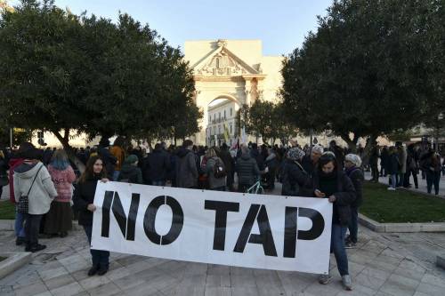 Attvisti no Tap scatenati: slogan e pietre contro la polizia