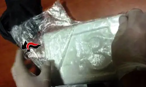 L’ultima trovata dei narcos per trasportare droga in auto: la scoperta a Napoli