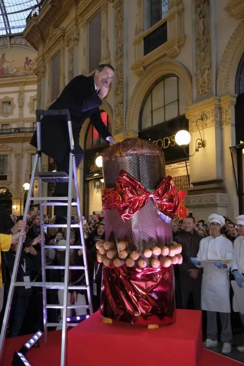 Il sindaco difende il presepe (e il suk tunisino in piazza)
