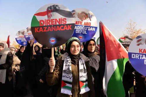 Manifestanti legati ai sindacati statali pro-governativi in piazza contro gli Stati Uniti