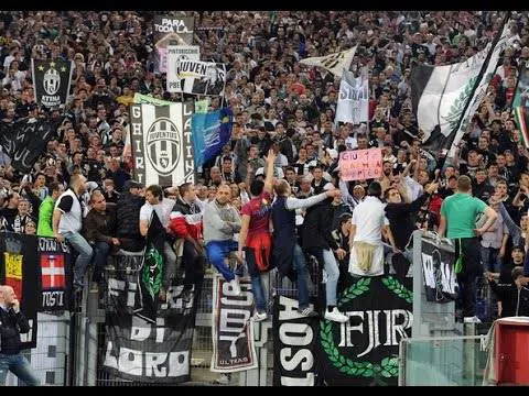 Bologna, saluti e cori fascisti. La marcia degli ultrà juventini