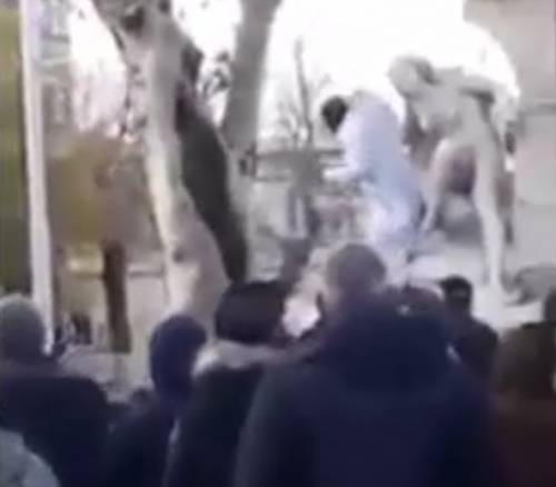 Islamista algerino prende a mazzate statua d'una donna nuda