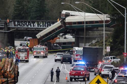 Seattle, treno deraglia e precipita su un'autostrada