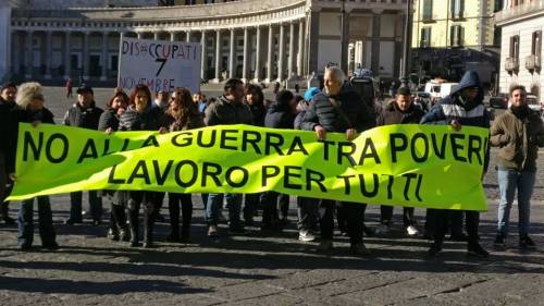 Minniti a Napoli per la "riforma dell'accoglienza": le proteste di Lega e disoccupati