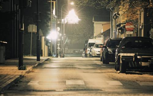 Litiga con il fidanzato che la scarica per strada: due stranieri la stuprano