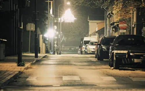 Litiga con il fidanzato che la scarica per strada: due stranieri la stuprano