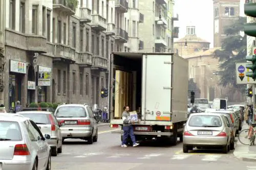 Cantieri, sosta selvaggia e furgoni in strada: schierati cento vigili
