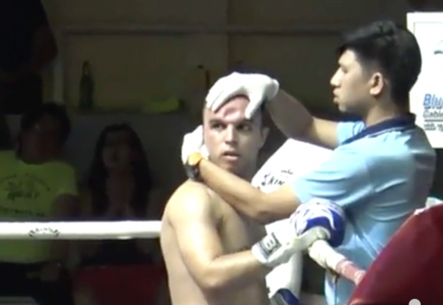 Muay Thai,  una gomitata gli sfonda la fronte, ma il lottatore non se ne accorge