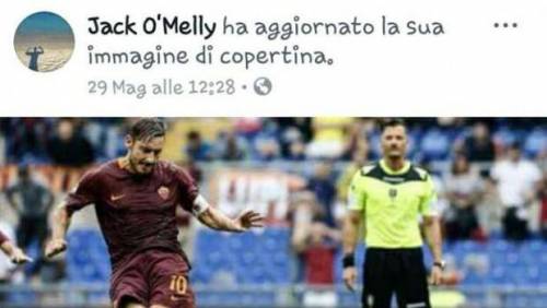 L'arbitro Giacomelli posta una foto di Totti: i tifosi della Lazio insorgono. Ora rischia il deferimento