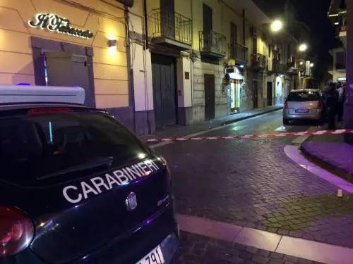 Sparano e colpiscono un innocente: i carabinieri sulla scena del crimine