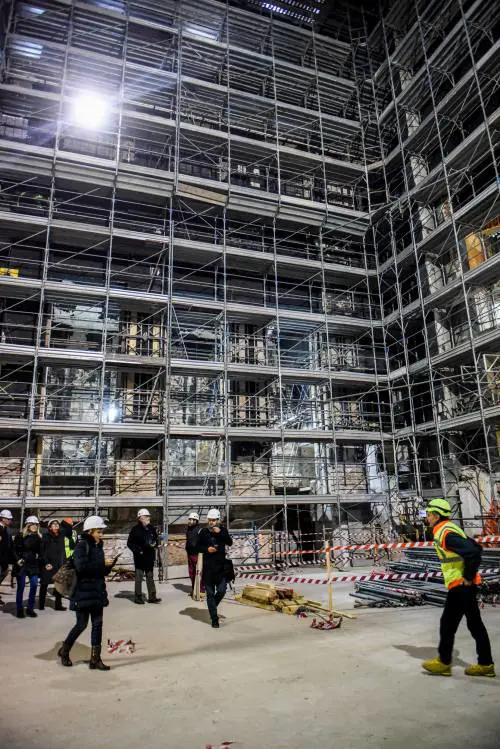 Lirico in scena per un giorno con i solisti sulle impalcature