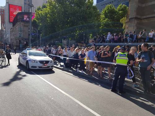 Auto contro la folla a Melbourne, le immagini dell'attacco