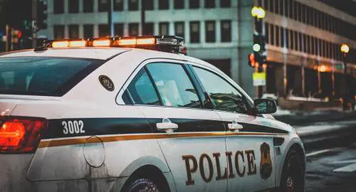 Le mogli litigano in auto, lui le brucia vive