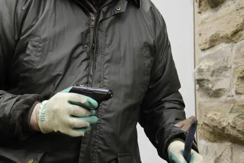 Ladri in gioielleria picchiano le commesse, poi altri negozianti li inseguono