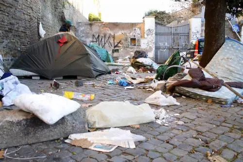 Roma al buio, nella Capitale non si vede luce nemmeno a Natale