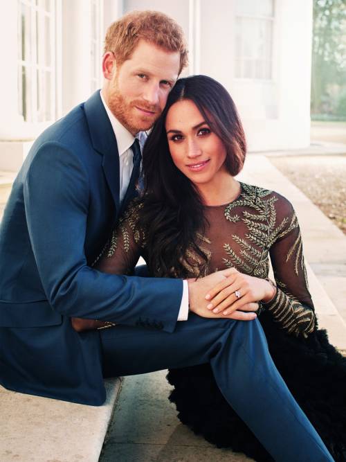 Principe Harry e Meghan Markle: la foto ufficiale rompe con le tradizioni