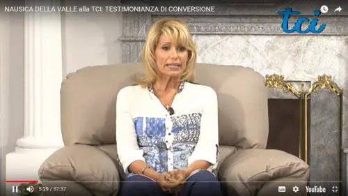 L'inviata di Quinta Colonna: "Dio mi ha liberata dall'omosessualità"