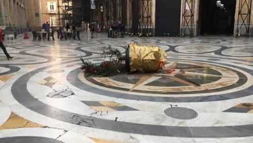 Napoli, l'albero di Natale rubato torna in Galleria