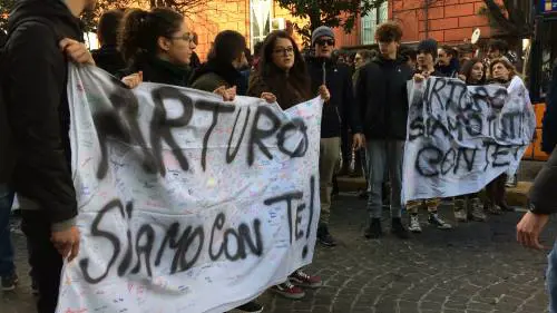 Napoli, 17enne accoltellato dal branco: il corteo per dire “no alla violenza”