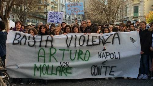 Napoli, 17enne accoltellato dal branco: il corteo per dire “no alla violenza”