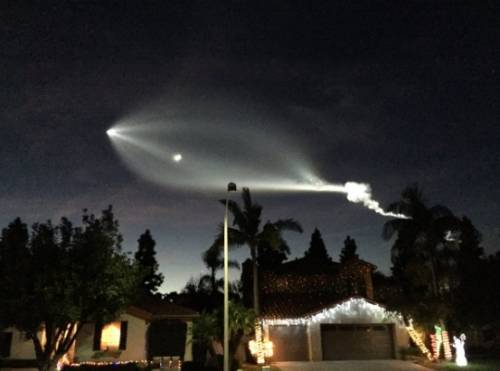 California, panico sul web: "Ho visto un ufo", ma in realtà è un razzo di Elon Musk