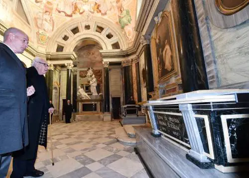 Vietato rendere omaggio alla tomba dei Savoia